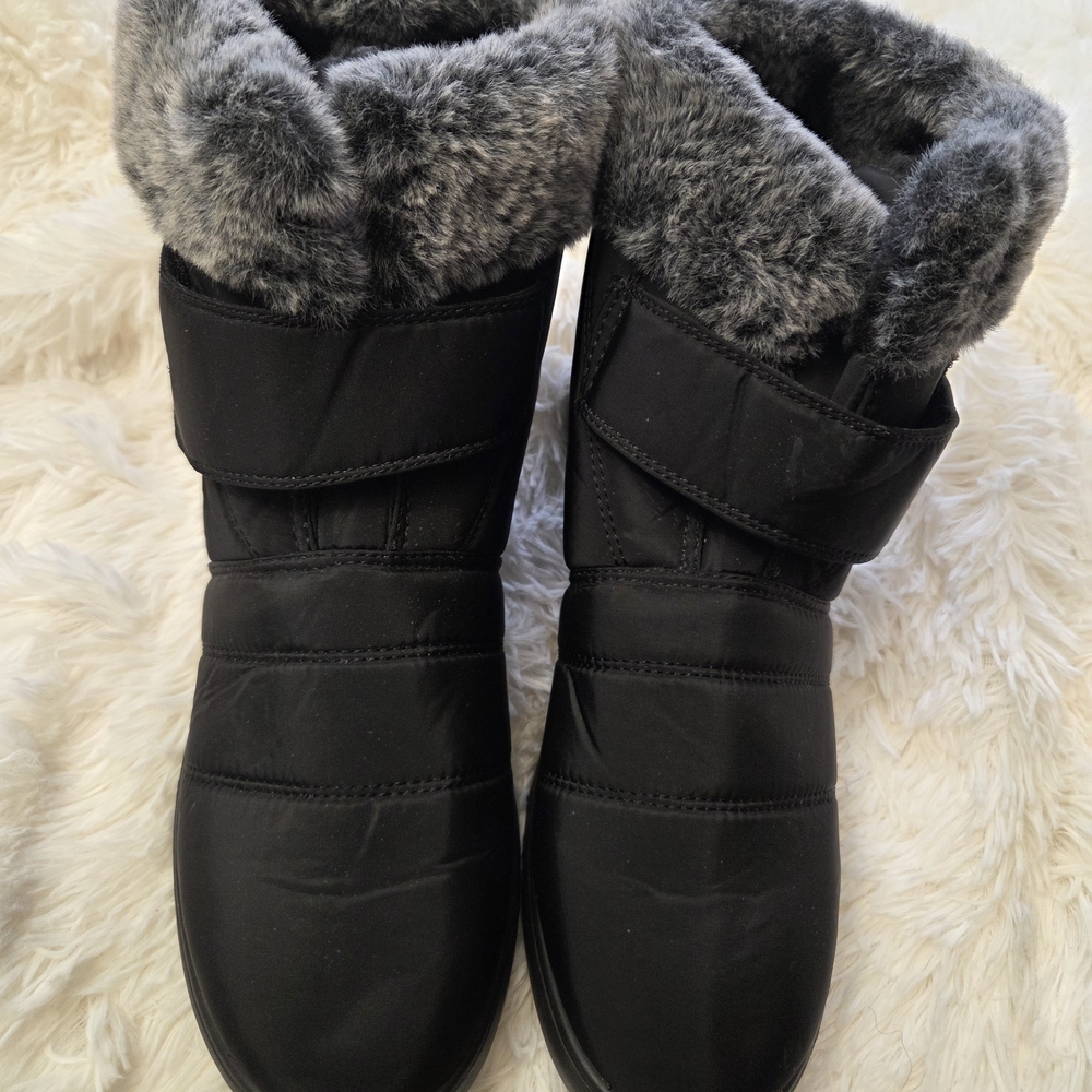 Women's Black Winter Snow Boot with Grey Faux Fur Collar